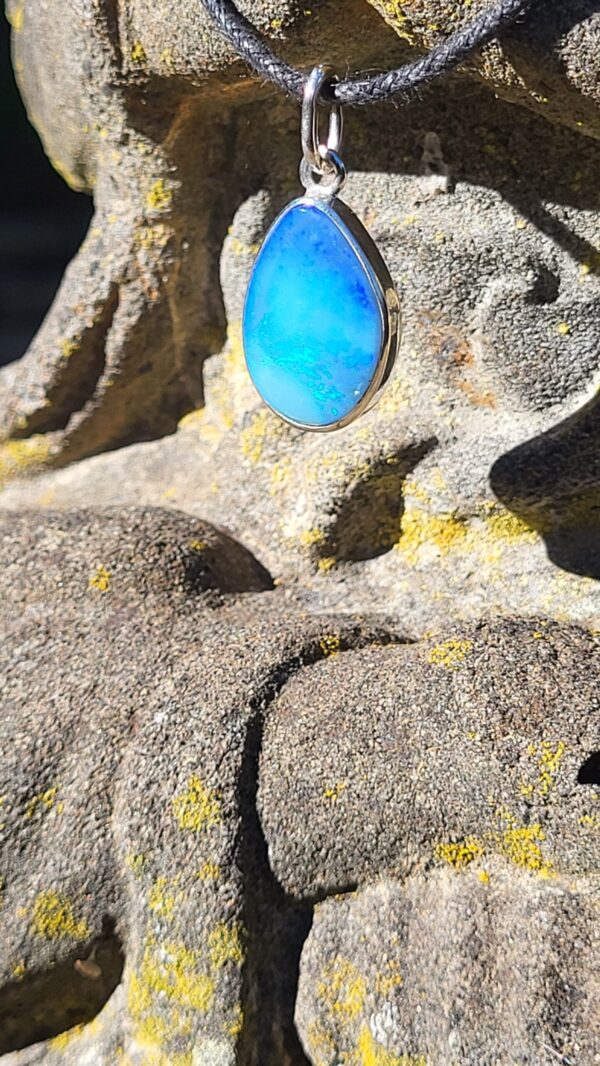 Pendentif Goutte Opale australienne bleu dégradé argent 925 Origine de la pierre :Lightning Ridge, Australie Type de la pierre : Opale cristal doublet sur shungite Forme: Cabochon de forme libre, forme de goutte Taille:2,9cm/1,4cm/0,38cm Poids:3,2g