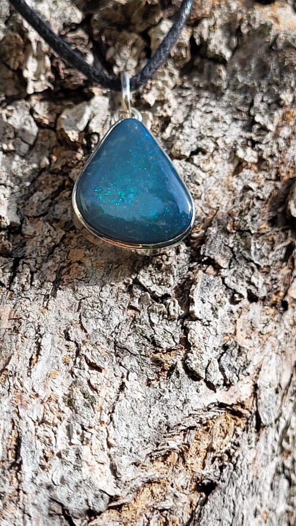 Pendentif Opale Australienne bleu foncé argent 925 Origine de la pierre : Lightning Ridge, Australie Type de la pierre: Opale cristal doublet sur shungite Forme: Cabochon de forme poire Taille:3,1cm/1,8cm/0,45cm Poids:4,3g Prix: 280€