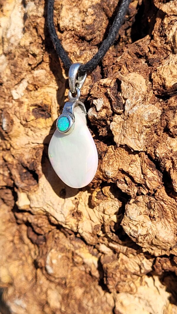 Pendentif Opale australienne blanche bélière pincée argent 925 rond d'opale bleu Origine de la pierre:Lightning Ridge, Australienne Type de la pierre: Opale solide Forme: Cabochon de forme Libre Taille:3,2cm/1,5cm/0,4cm Poids:2,6g Prix:120€