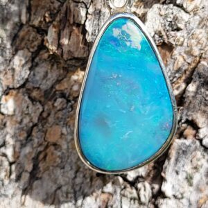 Pendentif Opale Australienne bleu poire et Argent 925 Origine de la pierre: Lightning Ridge, Australie Type de la pierre: Opale cristal doublet sur shungite Forme: Cabochon de forme libre, poire Taille:3,1cm/1,4cm/0,4cm Poids:3,6g