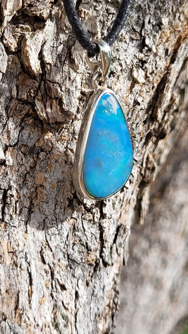Pendentif Opale Australienne bleu poire et Argent 925 Origine de la pierre: Lightning Ridge, Australie Type de la pierre: Opale cristal doublet sur shungite Forme: Cabochon de forme libre, poire Taille:3,1cm/1,4cm/0,4cm Poids:3,6g