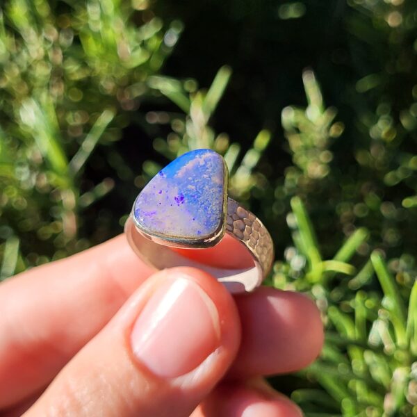 Bague en opale violette forme triangulaire de Boulder en Australie, en argent 925 anneau ruban texture martelé