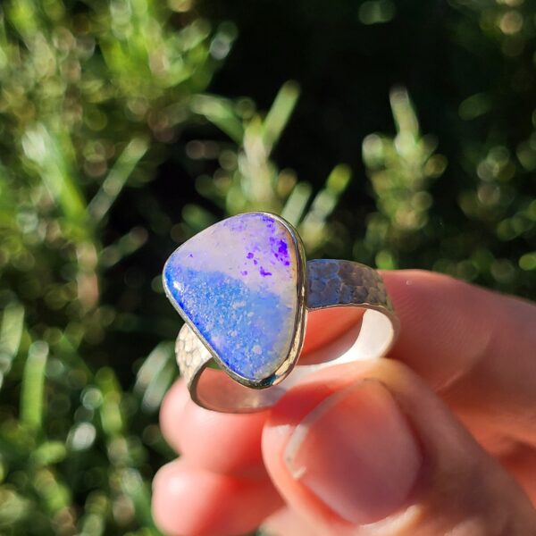 Bague en opale violette forme triangulaire de Boulder en Australie, en argent 925 anneau ruban texture martelé