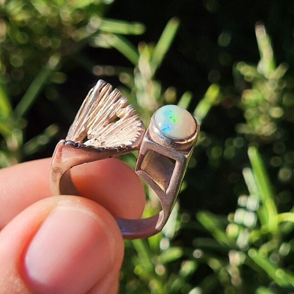 Bague stylisé corail en argent 925, opale blanche d'australie Coober Pedy, cabochon rond