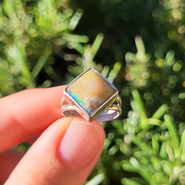 Bague opale Andamooka Australie, jaune aux feux verts. Forme carré, bague en argent 925, double anneaux.