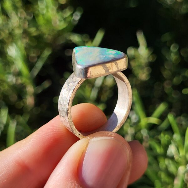 Bague opale australienne de Lightning Ridge, couleur verte et rouge, forme de triangle en argent 925